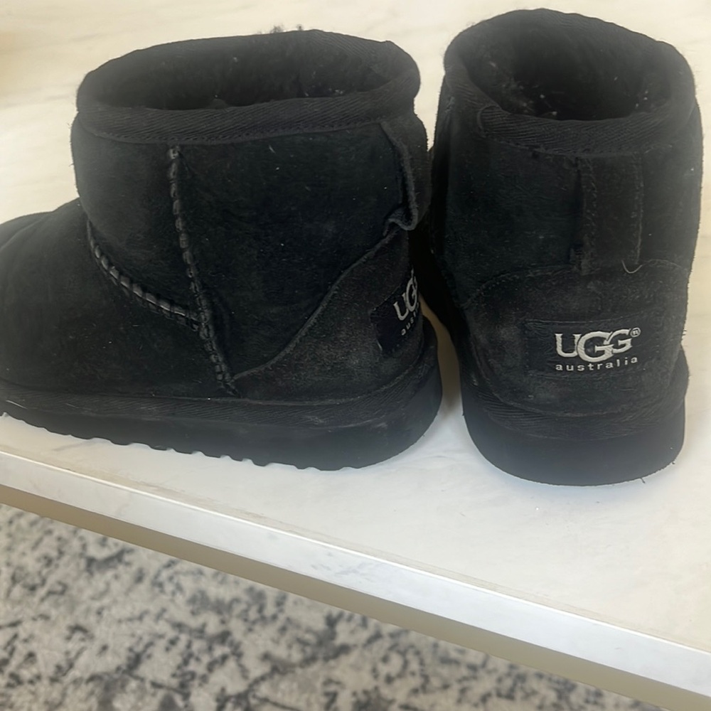 Boy/girl Uggs size 1